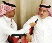  ??  ?? الزياني يتحدث للزميل العنزي.