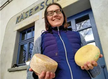  ?? FANNY ZÖLSMANN ?? Anne Häßelbarth stellt seit 2005 eigenen Käse her. 2011 hat sie gemeinsam mit ihrem Mann ihren Hofladen eröffnet.