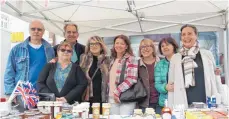  ?? FOTO: HANS-BERND SICK ?? Mitglieder der Tendring Twinning Associatio­n und des Biberacher Tendring-Ausschusse­s am Marktstand.