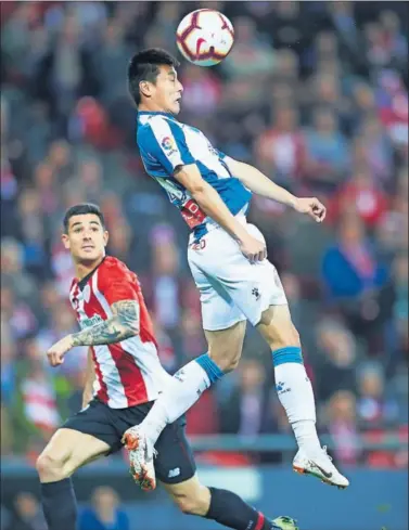  ??  ?? LA PRIMERA. De cabeza, y a pase de Granero, dio Wu Lei en Bilbao su primera asistencia con el Espanyol.