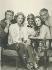  ?? ABC ?? Actor Robert Mandan (right) with his “Soap” co-stars: Richard Mulligan (left), Cathryn Damon, Robert Guillaume and Katherine Helmond.