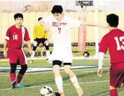  ?? Jimmy Loyd / For the Chronicle ?? Bellaire’s Ben Williams leads the Cards’ charge in the midfield.