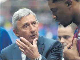  ??  ?? Pesic se dirige a Seraphin durante el partido. El serbio admitió la superiorid­ad rival FOTO: GETTY I.