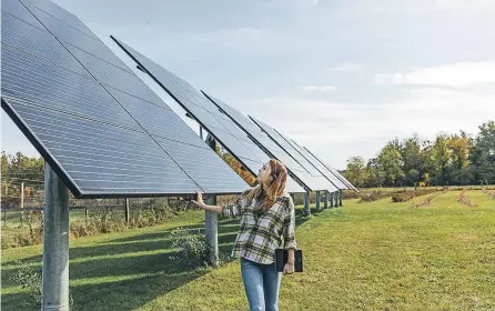  ?? GETTY ?? Una joven observa las placas solares de energía fotovoltai­ca instaladas en su propiedad.