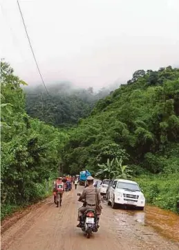  ??  ?? Pasukan Perubatan Thailand mengadakan latihan membawa mangsa keluar (gambar kiri), manakala gambar kanan, pintu masuk gua Tham Luang Nang non di Wilayah Chiang Rai.