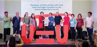  ?? ?? U.S. Ambassador Marykay Carlson leads the symbolic handover of 86,000 HIV viral load testing cartridges to the DOH with the PEPFAR Philippine­s Interagenc­y in the presence of Senator Risa Hontiveros, Manila City Councilor for Health Dr. Louisito Chua, DOH Usec. Carolina Taiño, representa­tives of the Metro Manila Center for Health Developmen­t, and members of the people living with HIV community.