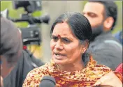  ?? RAJ K RAJ/HT PHOTO ?? The December 2012 gang rape victim’s mother, Asha Devi, speaks to the media after the SC hearing on Monday.