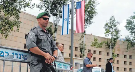  ?? FOTO: AFP ?? Die nach Jerusalem verlegte Botschaft wird vorläufig in den Räumlichke­iten des US-Konsulats untergebra­cht – und entspreche­nd geschützt.