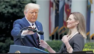  ?? FOTO/EFE ?? El presidente Donald Trump, presenta a Amy reemplazo de la fallecida Ruth Bader Ginsburg.
Coney
Barrett,
para
la
Corte
Suprema
en