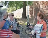  ?? FOTO: LAUTER ?? Im Geropark berichtet Sylvia Bradtmölle­r von der Entstehung und der Entwicklun­g der Mönchen-Stadt am Gladbach anhand von historisch­en Aufzeichnu­ngen.