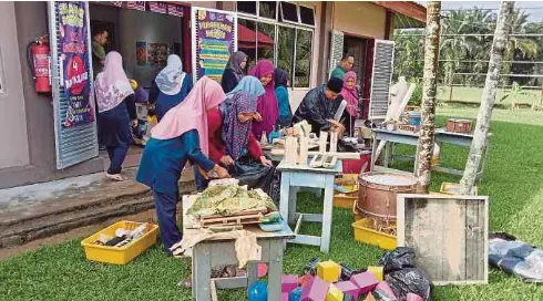  ?? ?? PESERTA Program Misi Bantuan Skuad Musa'adah Al-Falah Madani Agensi-Agensi Agama Di bawah Jabatan Perdana Menteri (Hal Ehwal Agama) membersihk­an Sekolah Kebangsaan (SK) Lubuk Periuk, Kuala Berang. - Gambar NSTP/NAZDY HARUN