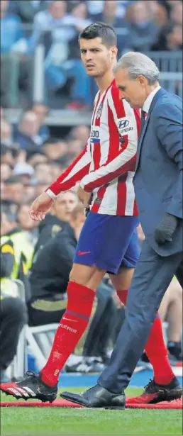  ??  ?? Morata abandona el campo con el doctor Celada.