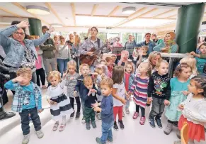  ?? RP-FOTO: JÜRGEN LAASER  ?? Zur Eröffnung des Kita-Erweiterun­gsbaus sangen die Kinder, begleitet von Erzieher Jascha Kalbertodt.