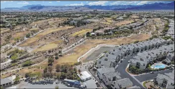  ?? Michael Quine Las Vegas review-Journal @Vegas88s ?? A developer has proposed constructi­ng homes on the Badlands golf course weaving through the affluent Queensridg­e community near Summerlin.