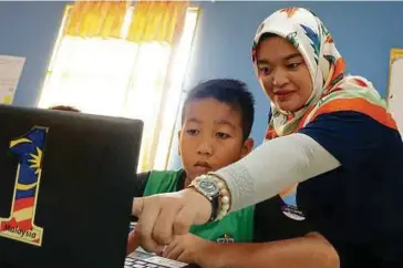  ??  ?? Peserta Coding@schools di SK Lepong Balleh tekun membangunk­an laman sesawang yang diajar fasilitato­r.