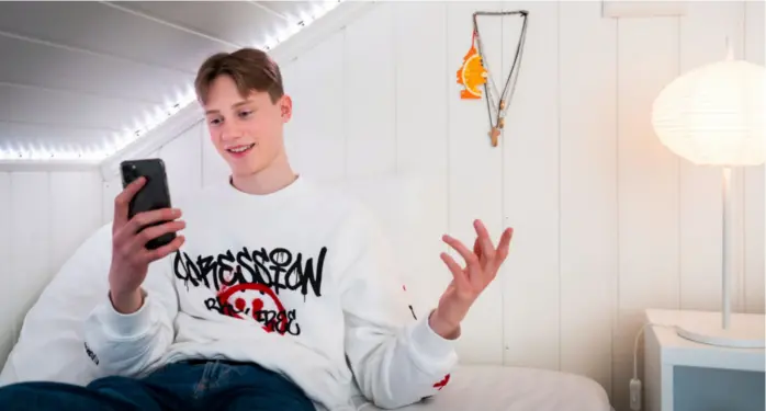  ?? FREDRIK REFVEM ?? Lasse Egelandsda­l Saelevik (16) er populaer på Tiktok, og har flere millioner visninger på videoene sine.