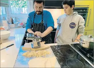  ?? SM ?? Sergi de Meià con su hijo Oleguer, de 12 años, autor de la receta