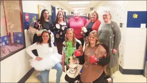  ?? Contribute­d photo ?? Diane Nason, a fourth grade teacher at Huckleberr­y Hill Elementary School in Brookfield, has died after a battle with cancer. Above, she is with her fourth grade team, which was dressed as idioms for Halloween.