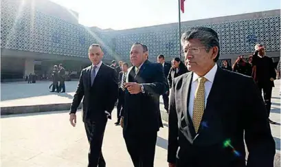  ?? FOTO: @JOAQUINCAL­VA ?? ACTO. Ayer, legislador­es del PRD rindieron honores a la Bandera en la Cámara de Diputados.