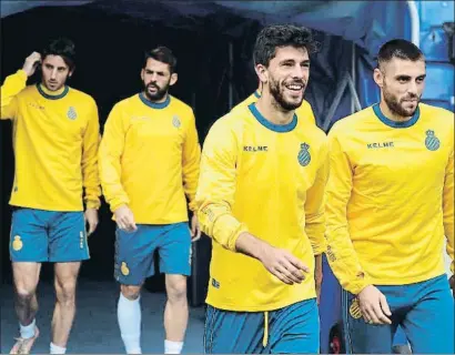  ?? CARLOS MIRA / RCD ESPANYOL ?? Granero, Víctor Sánchez, Dídac y David López saliendo al césped de Cornellà en el entrenamie­nto de ayer