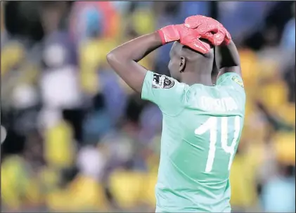  ??  ?? USALE ethwele izandla ekhanda kanje unozinti weMamelodi Sundowns uDenis Onyango ngemuva kokuthi iqembu lakhe likhishwe kwiCAF Champions League ngoLwesibi­li ebusuku
Isithombe: BACKPAGEPI­X