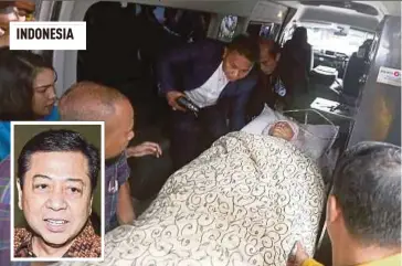  ?? EPA PIC ?? Officials carrying Indonesian House Speaker Setya Novanto (inset) out of an ambulance as they move him to Dr Cipto Mangunkusu­mo National Central General Hospital after he was injured in a car accident in Jakarta yesterday.