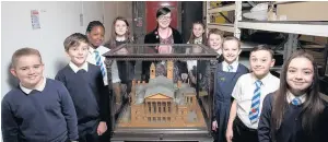  ??  ?? Sneak peak St Mary’s pupils and Councillor Lisa Marie Hughes check out a rare scale model of Paisley Town Hall