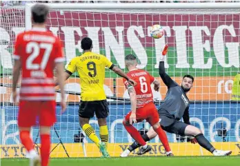  ?? FOTO: MICHAEL WEBER/IMAGO ?? Sébastian Haller (2. v. li.) könnte im Meisterren­nen zum entscheide­nden Faktor für den BVB werden.