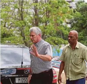  ?? [ FOTO REUTERS ] ?? Reaksi Presiden Cuba, Miguel Diaz-canel ketika tiba di hotel menempatka­n keluarga mangsa nahas pesawat Boeing 737 di Havana.