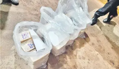  ?? ?? Los paquetes de cocaína fueron encontrado­s por la Aduana argentina en la carrocería de un semirremol­que que había cruzado el puente “San Roque González de Santa Cruz” desde Encarnació­n.