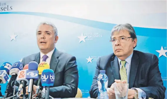  ??  ?? ► El Presidente colombiano, Iván Duque, y el canciller Carlos Holmes Trujillo, en una rueda de prensa el miércoles en Bruselas.
