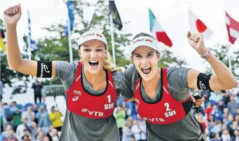  ?? FIVB ?? Jubel über den ersten gemeinsame­n Turniersie­g auf der World Tour: Anouk Vergé-dépré (l.) und Joana Heidrich.