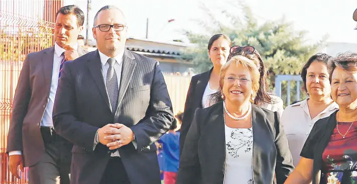  ?? FOTO:AGENCIAUNO/ARCHIVO ?? La Presidenta Bachelet junto a su hijo Sebastián Dávalos durante una actividad en Pedro Aguirre Cerda, el 22 de enero pasado.