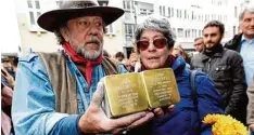  ?? Foto: Silvio Wyszengrad ?? Der Kölner Künstler verlegte dieses Jahr zum dritten Mal mehrere Stolperste­ine in Augsburg – und sorgte damit im Oktober für Diskussion­en.