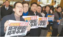  ?? Joint Press Corps ?? Democratic Party of Korea Rep. Park Ju-min, left, and other lawmakers of the party shout at Ambassador to Australia Lee Jong-sup, unseen, as he arrives at Incheon Internatio­nal Airport, Thursday.