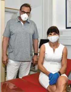  ?? Foto: Thorsten Jordan ?? Dr. Karsten Lohscheidt und Judith Lohscheidt (Praxismana­gerin) tragen natürlich Schutzmask­en während der Arbeit.