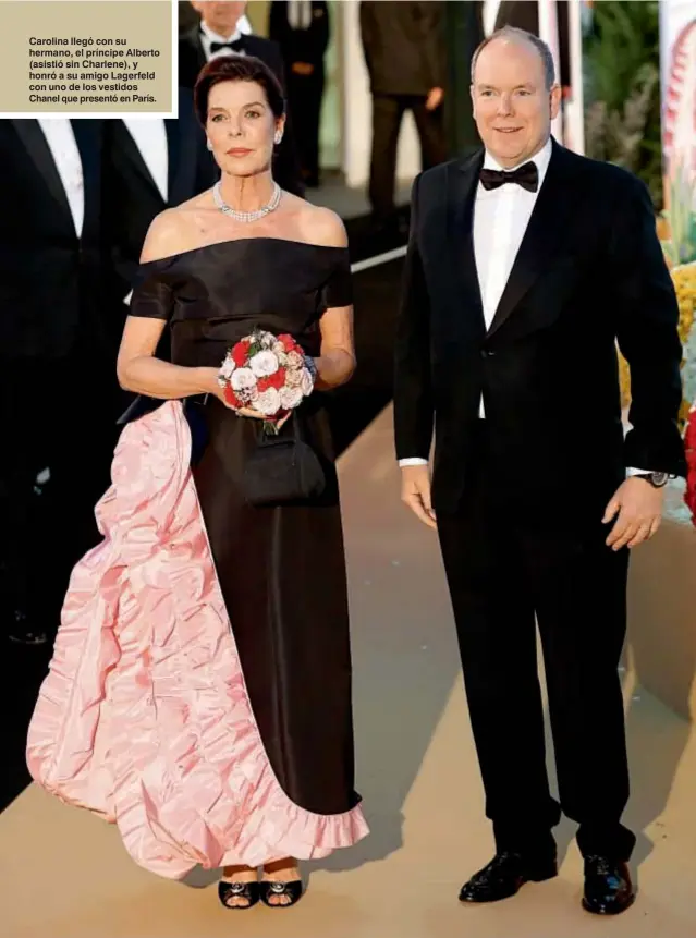  ??  ?? Carolina llegó con su hermano, el príncipe Alberto (asistió sin Charlene), y honró a su amigo Lagerfeld con uno de los vestidos Chanel que presentó en París.