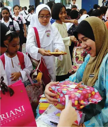  ??  ?? Specially for you: SK Bandar Utama Damansara 4 pupils presenting gifts to their teacher Zuraini Manap on Teachers Day. School teachers are among the many teachers who guide us along the way.