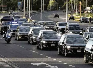  ?? Fernando Gens/Xinhua ?? Cortejo leva os caixões com os cinco argentinos mortos em atentado do último dia 31, de Buenos Aires a Rosario; amigos celebravam 30 anos de formatura