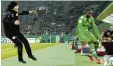  ?? Foto: Screenshot sky ?? Leverkusen­s Heiko Herrlich (li.) kippt nach einem Schubser von Denis Zakaria theatralis­ch um.