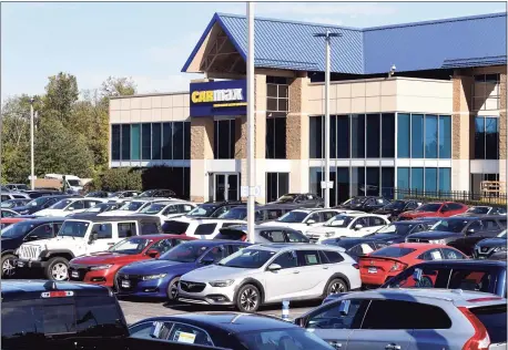  ?? Arnold Gold / Hearst Connecticu­t Media ?? Used vehicles fill te lot at CarMax on Frontage Road in East Haven.