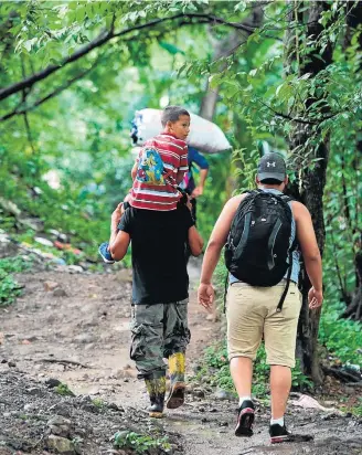  ?? OSWALDO RIVAS/REUTERS ?? Atalho. Nicaraguen­ses chegam à Costa Rica pela mata na região de Peñas Blancas