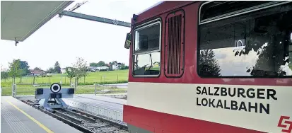  ??  ?? Die Salzburger Lokalbahn soll im 15-Minuten-Takt die Landeshaup­tstadt mit dem Flachgau verbinden.