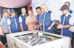  ?? — Gambar Bernama ?? PELANCARAN: Najib (dua kanan) melancarka­n Pakej Kerja Keenam Projek Lebuh Raya Pan Borneo sejauh 19.6km menghubung­kan Putatan dengan Inanam di Padang Putatan dekat Putatan, semalam. Turut hadir Musa (tiga kanan), Joseph (tengah) dan Menteri Kerja Raya...