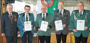  ??  ?? Die Geehrten Wolfgang Aschoff, Wigbert Köhmstedt, Günter Kirchberg, Tino Jäger und der Kreisschüt­zenmeister Hans Gülland (von rechts nach links). Foto: Andreas Aschoff