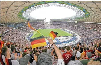  ?? FOTO: WOITAS/DPA ?? Das Berliner Olympiasta­dion – hier bei der WM 2006 – ist sicher ein Spielort, sollte Deutschlan­d den Zuschlag für die Fußball-Europameis­terschaft 2024 erhalten.