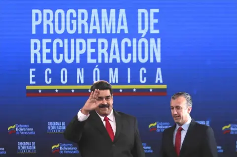  ?? — AFP photo ?? This handout picture released by the Venezuelan Presidency shows President Nicolas Maduro (left) gesturing next to Minister of Industries and National Production Tareck El Aissami, during a meeting with Venezuelan businessme­n at the Miraflores presidenti­al palace in Caracas on September 5.