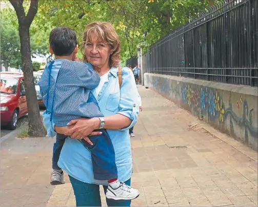  ?? FOTOS: NESTOR GRASSI ?? SALITA AZUL. Mateus, a la salida del jardín, con su abuela Silvia. El nene estuvo grave los primeros meses pero ya no tiene secuelas.