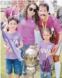  ?? ?? La familia de Ricachá posando con el trofeo de campeones.