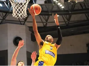  ?? (Adi Avishai) ?? MACCABI TEL AVIV center Alex Tyus had 12 points on a perfect 5-of-5 from the field in last night’s 88-71 win over Brose Bamberg in Euroleague action in Germany.